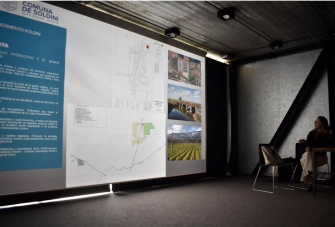 Soldini participó del intercambio de experiencias en el Colegio de Arquitectura y Urbanismo, sobre planes de Ordenamient...