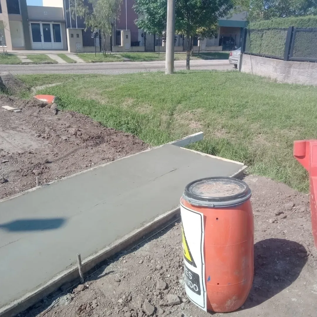 Continúan las obras en B° Mateo: Cordón cuneta y estabilizado de calles...