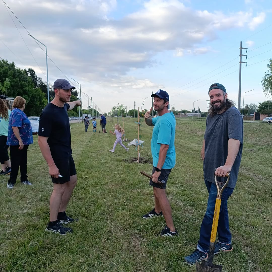 Y por la tarde, continuó la plantación de árboles en el PROYECTO RAÍCES 🌿 Con los protagonistas, Ema y César, acompañad...