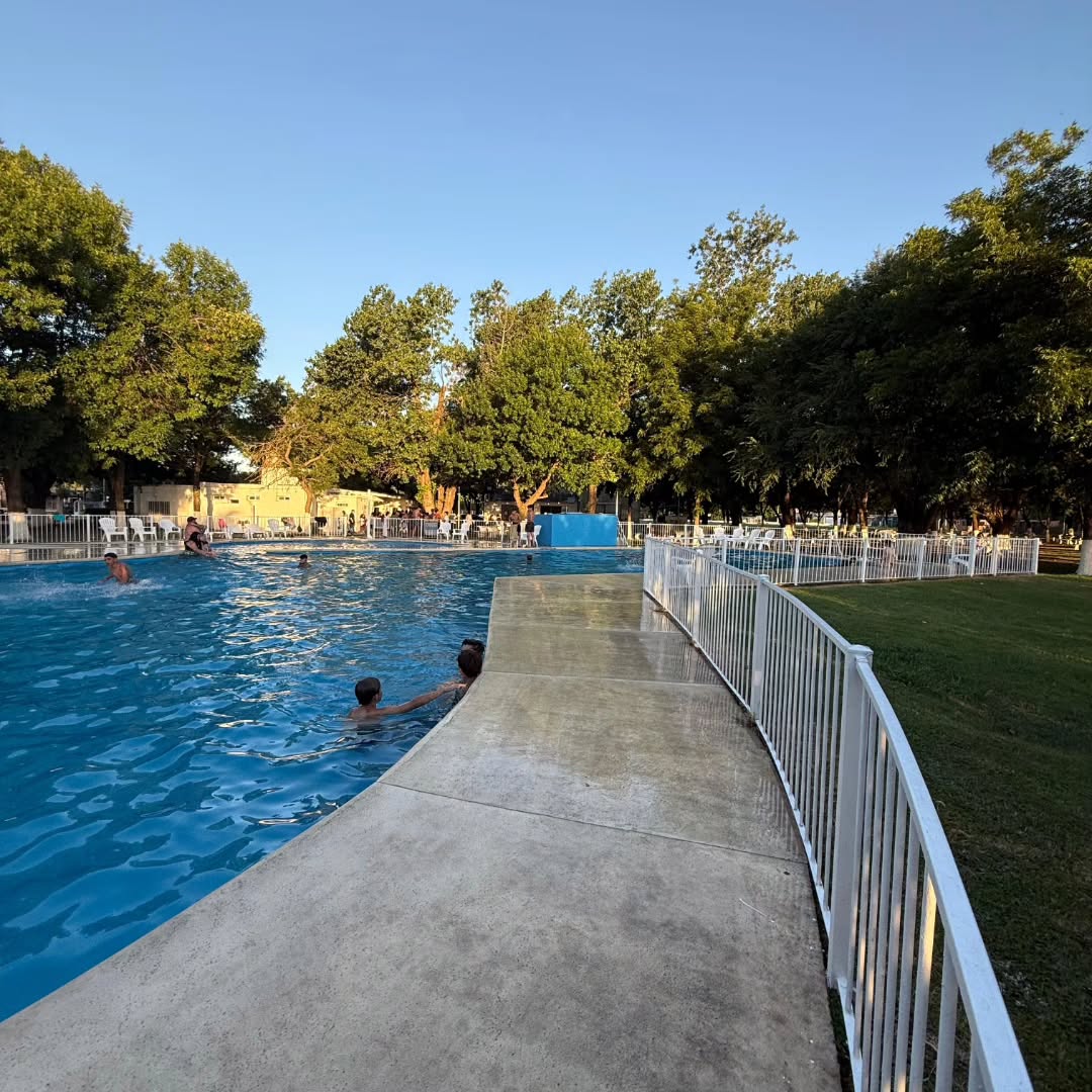 🤔Todavía no nos visitaste? Te esperamos en el camping...🏊🏻‍♂️ 💦De lunes a viernes de 13 a 20 hs. 💦Sábados, Domingos...