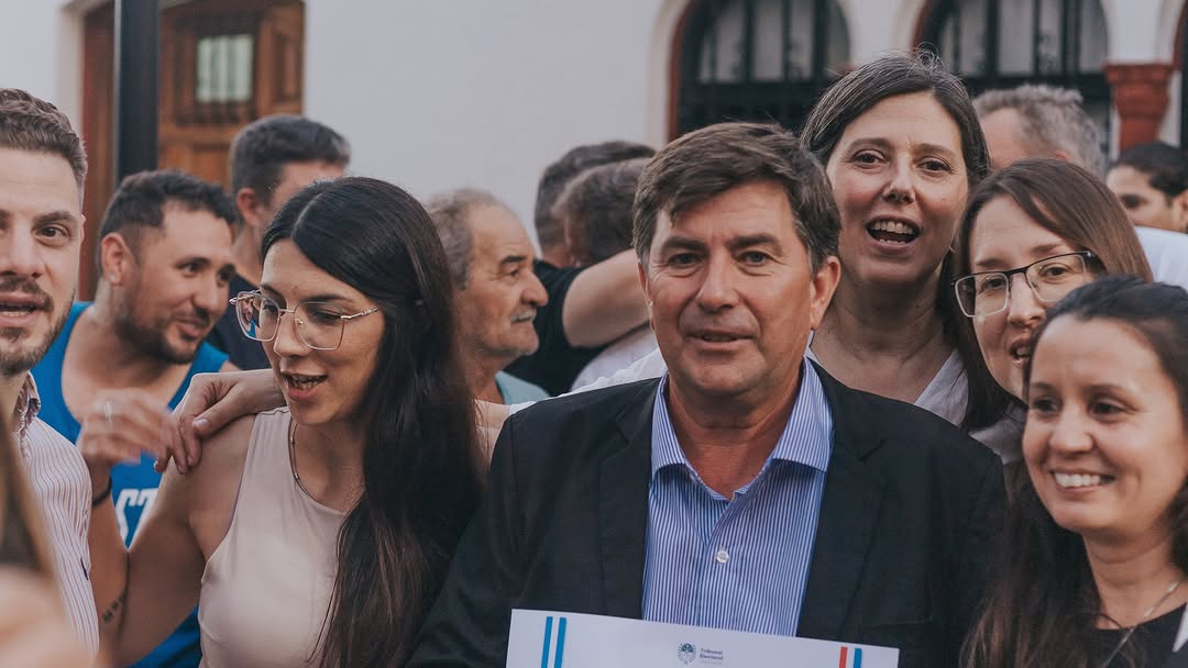Y así, acompañados de familiares, amigos y vecinos...culminamos el acto de toma de posesión de autoridades comunales en ...