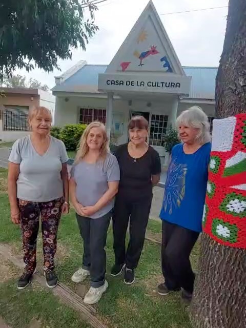 Y así quedó presentado el árbol navideño decorado con tejidos al crochet y a dos agujas 🎄 Felicitaciones a las profes M...