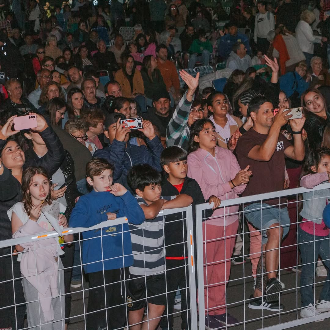 Y el pueblo ya se preparaba para ver los bailes de este ”ARGENTINA BAILA”. En primer lugar: Jardín Estación Feliz, repre...