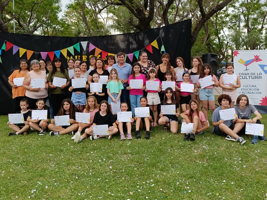 Y así pasó el tercer día de las muestras culturales en el Paseo de la Estación 🌈🏺🧶 Participaron la Colonia de persona...