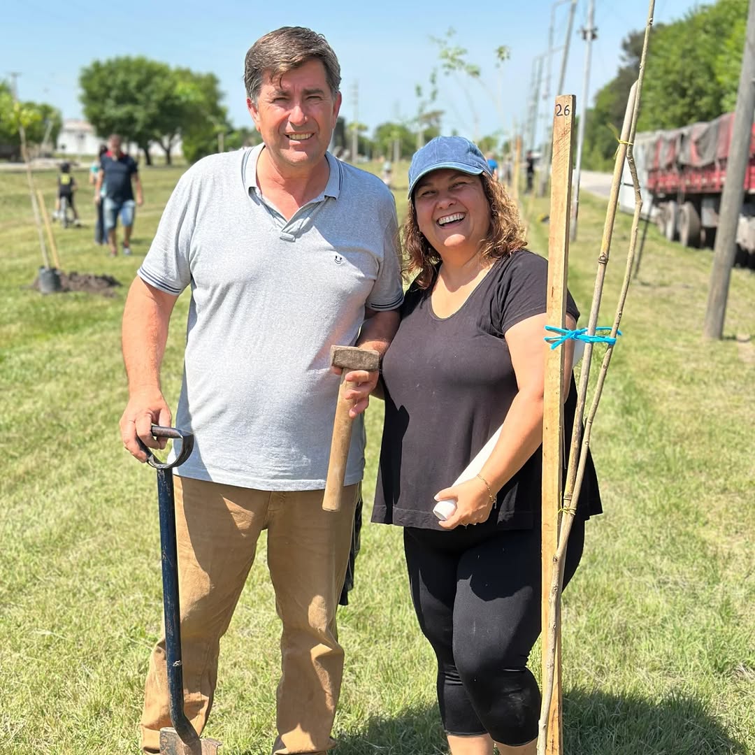 Hoy se comenzó a plasmar "Proyecto Raíces" 🌳 600 metros de corredor seguro de árboles para disfrutar del aire libre, co...