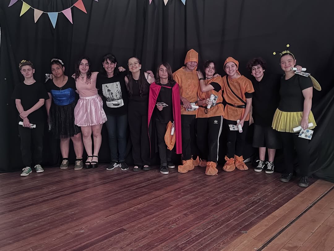 Y así pasó la muestra del taller de teatro para jóvenes y adolescentes coordinado por Antonela Giovenale y Evangelina Ci...
